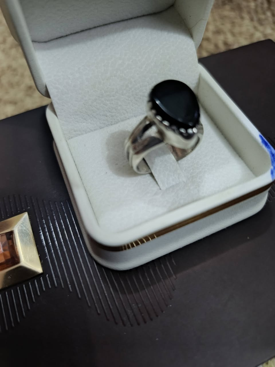 السلام عليكم خاتم متوج بحجر السلوى( تخط) السعر 50الف قياس 17 بغداد مدينة الصدر ***********  يوجد توصيل
