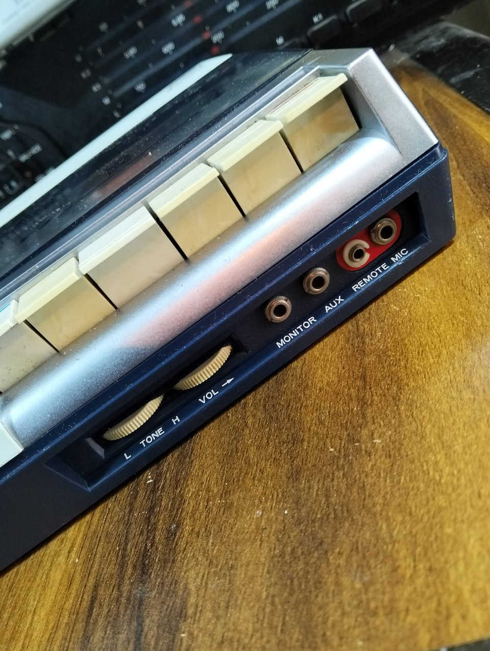 من نوادر الاجهزه اليابانيه
مشغل كاسيت طرح سوني SONY 
صناعه ياباني صنع سنة 1969 
جهاز بلادي غير داخل تصليح وضع الشركه 
يعمل كهرباء وباتري مع واير كهرباء أصلي سوني 
يوجد فديو بالمنشور يوضح التشغيل 
للحجز المراسله على الخاص


**إذا كنت صاحب هذا الإعلان وتريد حذفه لأي سبب، رجاءا أرسل رسالة إلى الدعم الفني**