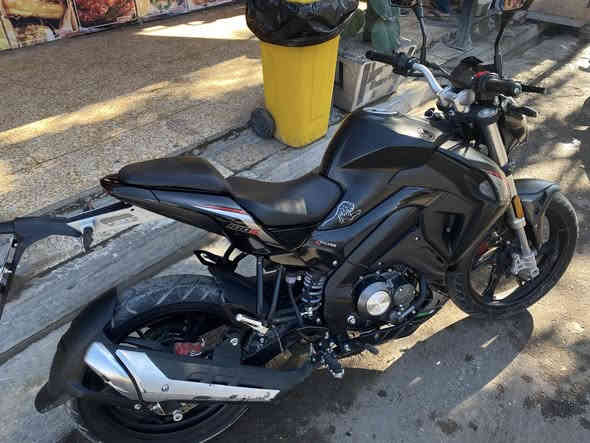 بنلي 180 s للبيع 
دراجه كفاله عامه ما بيهه اي نقص 

ماشيه 2400  

بعدهه زيرو الدراجه 

مكاني غزاليه 

وهاذه رقمي ***********
