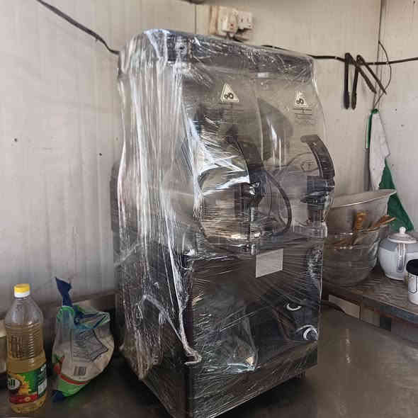 السلام عليكم براد + مكينت شلاش لبيع ثنينهم جدد ستعمال قليل  الله يشهد ابد ما طابات تصليع  عنواني بغداد الشعله جسر الشعب ***********
