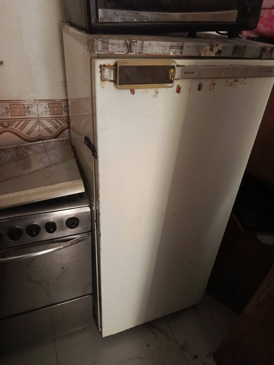 سلام عليكم غراض للبيع كاونتر خشب كامل سعره 100 ولكاونتر ثاني سعره 150 جديد بعده مكسور بي بس باب ومبرده كفيره جديده قيل مشتغله 100 وطباخ نضيف سعره 75 وثلاجه تبريد ثلج مالته ع فحص سعره 75 لستفسار اكثر ***********  بي واتساب او تفضل خاص
