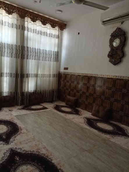 مشتمل مساحته 100م  الواجهه 5م والنزال 20م في الفلاحية حي الجامعة قرب أسواق فدك يبعد عن شارع 30 فرعين طابق ونص الأول متكون من غرفه وهول واستقبال ومطبخ وصحيات والطابق الثاني غرفه وهول وصحيات وسطحين ومجموعه صحيات خارجيه بناء حديث كافة الخدمات متوفره 
***********  .
