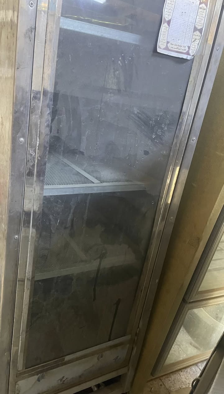 غراض مطعم للبيع + وياهن كراسي العنوان بغداد مدينه الصدر ***********
