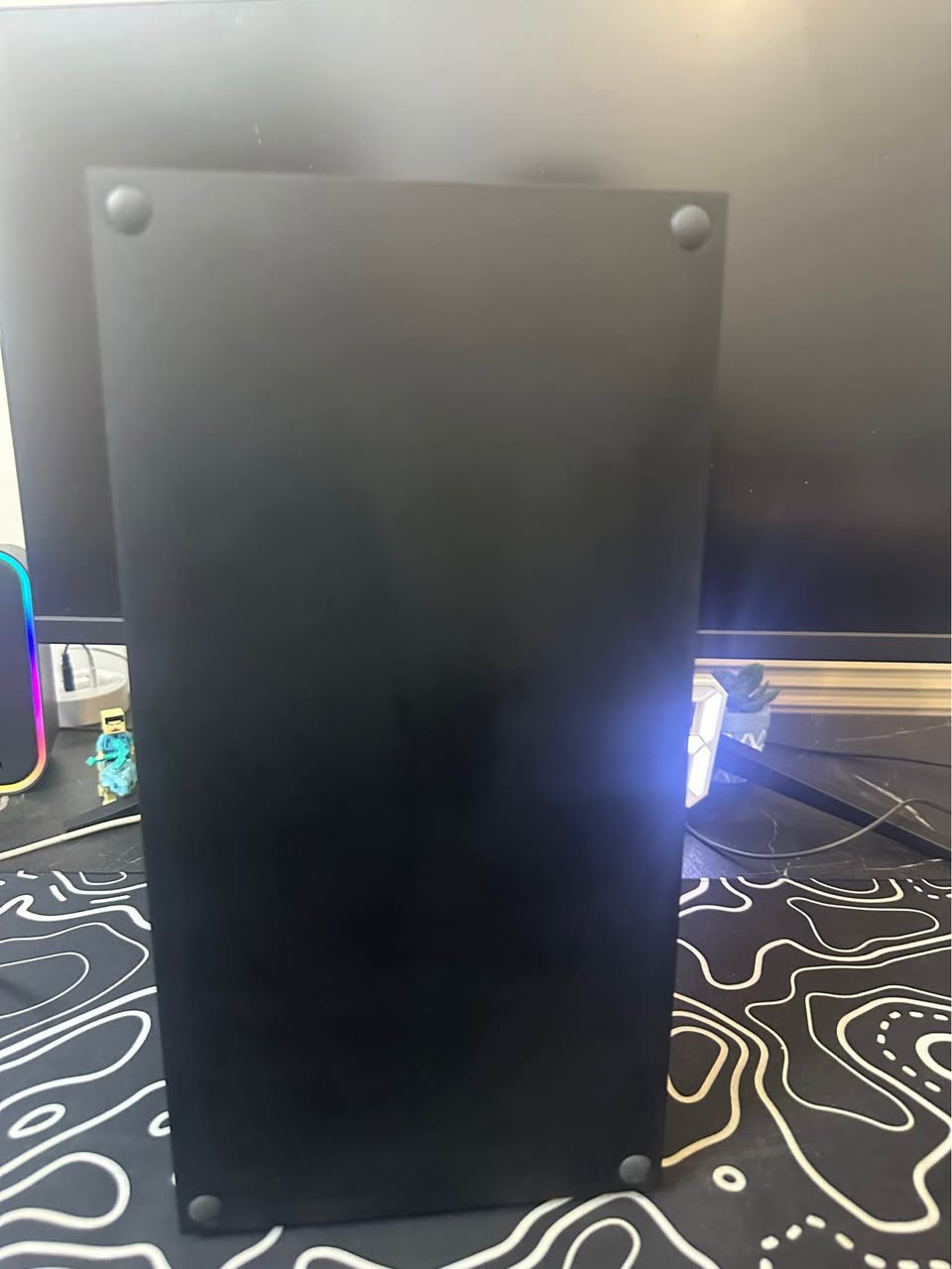 السلام عليكم، 
جهاز إكسبوكس سيريس إكس (Xbox Series X) نسخة الأقراص للبيع بحالة الوكالة ونظيف جداً 100%، والجهاز بكامل ملحقاته المميزة.
🎮 الملحقات كاملة وتشمل:
1. الكارتون الأصلي النظيف للجهاز.
2. يد التحكم الأصلية لشركة مايكروسوفت (باللون الأسود).
3. يد تحكم احترافية GameSir G7 SE (باللون الأبيض - مقاومة للـ Drift واستجابة سريعة جداً بالشوتر).
4. قاعدة تبريد مخصصة للجهاز مع شاحن بطاريات عدد 2.
5. هارد خارجي بمساحة 500GB إضافية لتخزين الألعاب.
6. قطعة محول LeadJoy المخصصة لتشغيل الماوس والكيبورد (تدعم جميع الألعاب).
7. قرص FIFA هدية قادمة مع الباكيج.
💰 السعر: 850,000 دينار عراقي (قابل للتفاوض البسيط للجادين).
📍 المكان: بغداد 
📞 رقم الهاتف: *********** (متوفر واتساب للاستفسار الجاد بغداد, العراق
