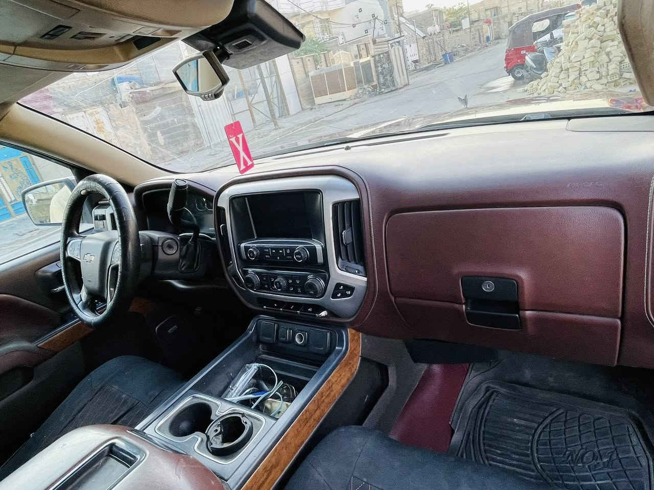 ‏سلام عليكم سيارة موديل 2015 سيارة بي ثلاث قطع محرك بيضة ضعف والسيارة أكو فيديو به حادث بال منشور السيارة ￼ السعر 125 وبها مجال بسيط وشرا يتصل  ***********￼
