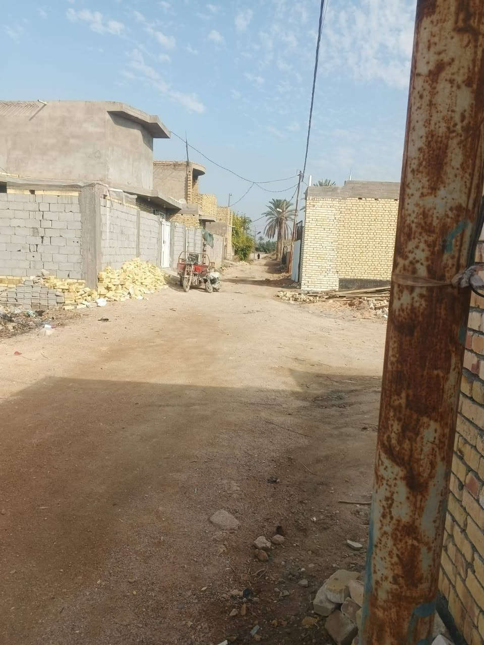 بيت للبيع طابو زراعي سند ٢٥ طويريج  الرشيدة قرب اسواق التين والزيتون يبعد عن الشارع مسافة قريبة جدا المساحة الكلية  280 متر اقرار محكمة يتكون من   استقبال ٩ * ٤ ونص  المطبخ ٥ * ٤. غرفه النوم ٥ * ٤ المنور ٢ونص * ٤ الحمام ٢ ونص * ٤ الكراج ٤ * ٥  الحديقة ٦ * ١٤  كهرباء ماء مجاري  كامله الكهرباء بواري 
 للمعلومات البيت بي نواقص بيبان خشب عدد ٢ و المطبخ والحمام يحتاجن سيراميك والبيت يحتاج كوله ارضية يباع نقد او اقصاد
***********
***********
