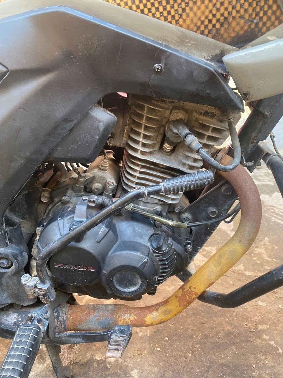 سلام عليكم دراجه هونداي هندي لل بيع مابيه اوراق فقط مكاتبه دراجه حلوه ونضيفه صبح ليل عصر نكره سلف لايت الامامي بس ناصي احمر ولاشابر كله تشتغل بس الاماميه اليمنه ضايعه
بيه عواج بل ماشه بس متشمر + الدسك الاممي مخلص هسه شوي طابك علي جاي يطلع صوت والمكينه مفتوح القبق مالته مبدل بيه بس الكلج السعر 750 بيه مجال 
الارقام 
واتساب ***********
*********** رقم ثاني 
ماتوجد على نت تصلو على رقم
