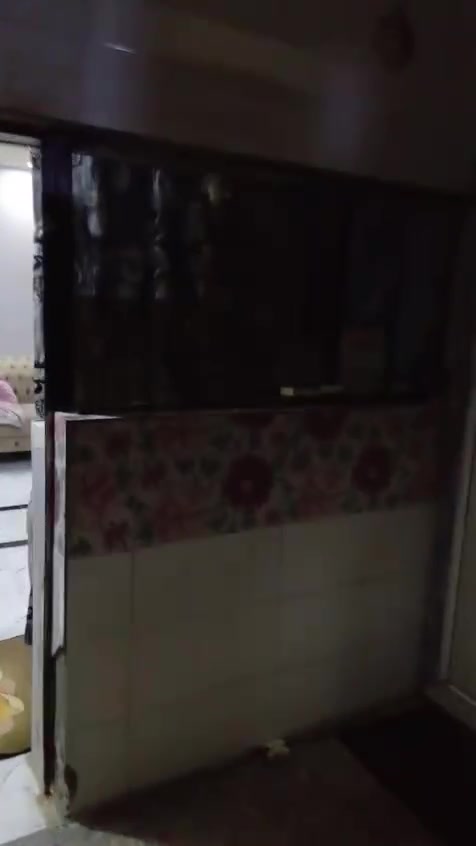 سلام عليكم بيت للبيع ٨٠ متر شرطه رابعه يم السوك شارع البالات يم اسواق حجي عادل شارع مقرنص غرفه وصاله ومطبخ وخدمات وهول وطرمه صطحين بيت مرتب ارضيه جدران سكف محدث ثاني بيت بالشارع صف الركن بسعر مناسب البيت مؤجر حاليا تريد تكعد بيه تريده استثمار
***********
