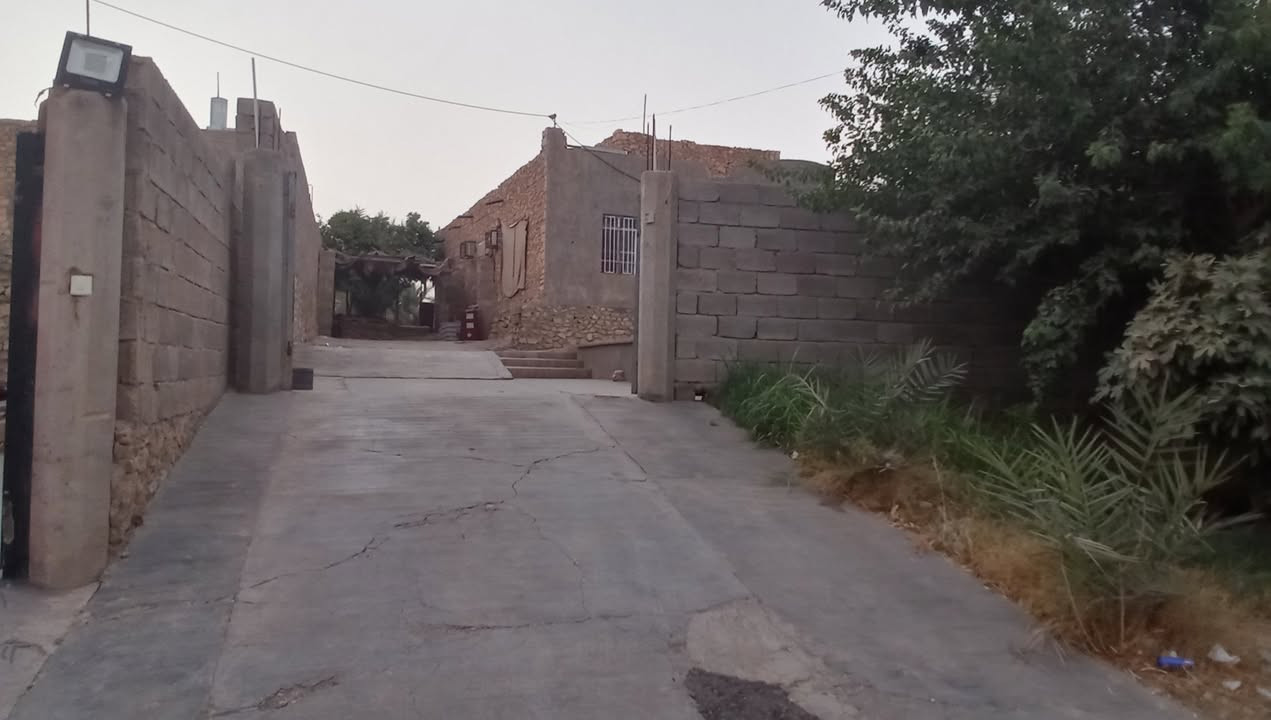 دار سكن للبيع في قضاء حديثة _ وادي الخمسة 

المساحة الكلية ١٠١٥ م طابو و ٩٨٥ م غير مسجل و من ضمن سياج الدار 

المحتويات 

ديوان ٩ × ٤ 

هول ٥ × ٤

ثلاث غرف نوم ٥ × ٤

مطبخ داخلي و خارجي ٥ × ٤

صحيات داخلية و خارجية 

بستان مثمر من فواكه و نخل 

ثيلة كبيرة امام الدار 

السقف شيلمان  ، الارضية صبة ناعمة 

السعر / ٥٥ مليون قفل

يرهم مراوس في سيارة موديل حديث

مكتب ابو احمد الحديثي للعقار 

عنوان المكتب / الانبار / قضاء حديثة / سوق الحي العسكري / قرب اسواق ابو حسين للغذائية 

استاذ هشام    ***********

رائد               ***********
