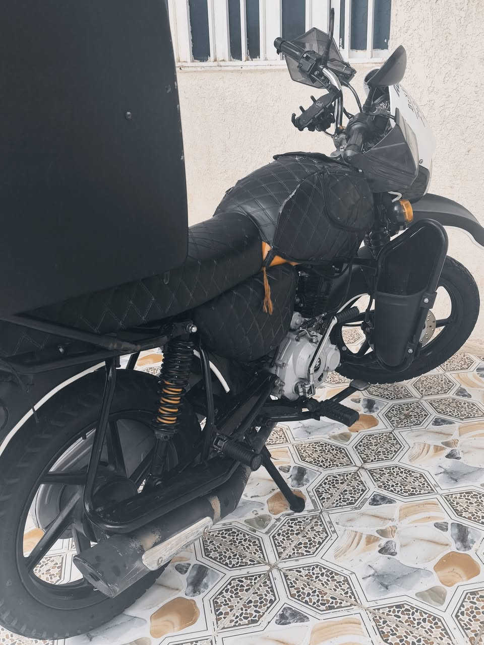 سلام عليكم 
شباب بوكسر للييع 
موديل 23 طالعه ب24 شهر 6 
 مرقم سنويه 
دراجه نضيفه تجي وتشوف بعينك 
سعر 2250 
***********
