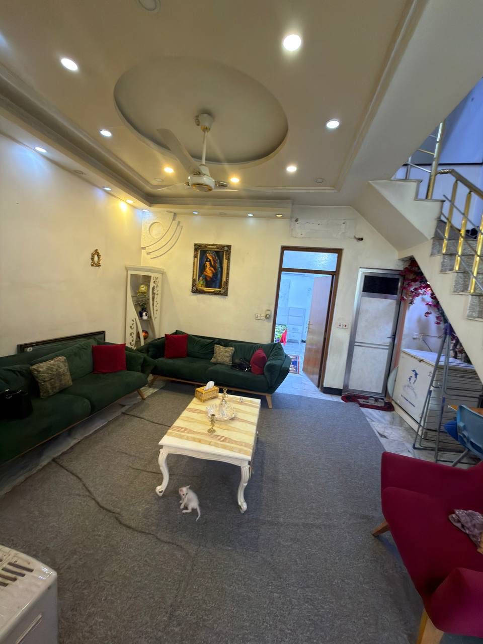 دار للبيع مساحه 90م /في حي البنوك محله319
الواجه 5,5 النزال 16
مدخلين
الطابق الأرضي يحتوي على صاله + مطبخ + حولي + غرفه نوم + خدمات 

الطابق الأول يحتوي على 2غرف نوم سويت + خدمات 

الطابق الثاني يحتوي على سطح + بيتونه

للاستفسار اكثر اتصال بالرقم او مراجعه مكتب الجوهره للوساطة العقارية الكائن في شارع الكنيسه مجاور ثانويه الكفاءات 

0773 983 2266
