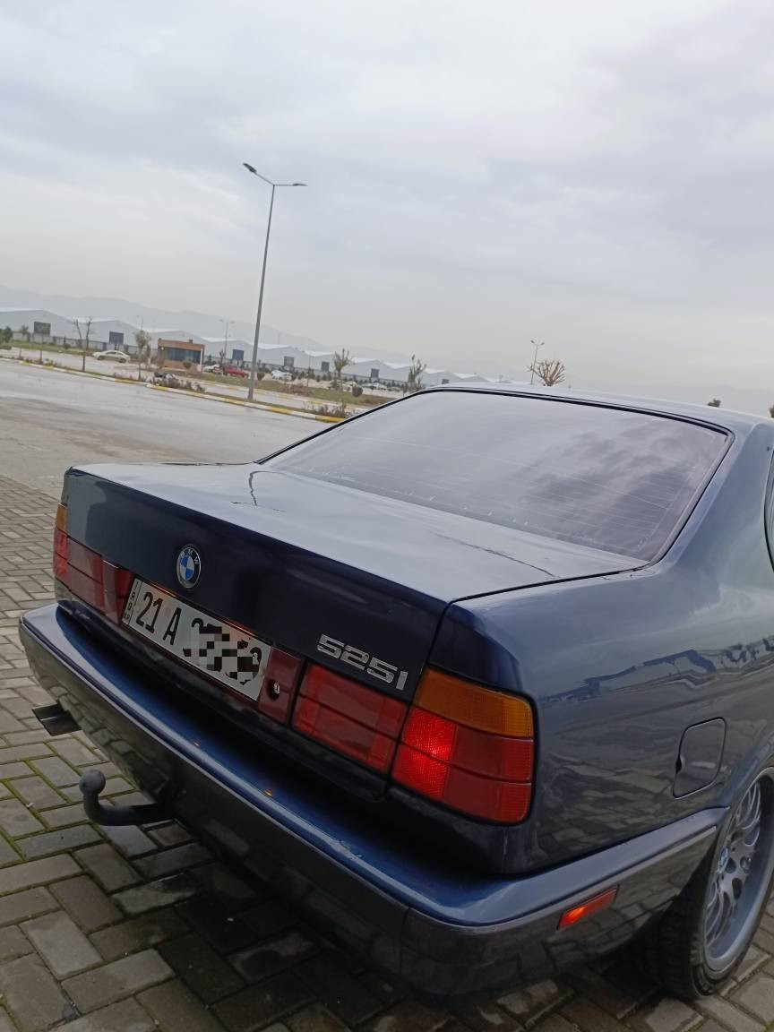 Bmw 525i
مۆدیل 1992 پێش و دوا کراوە بە 1995 ، گێڕ تۆماتیک ،  ڕەقەم سلێمانی بەشەرتی تەحویل و وەکالەت و غەرامە سەنەوی تازەیە عام بۆیاغە ، چاملغی دواوە سایەق قرچێکی هەیە و  چاملغی پێشەوە سەکن قرچێکی بچوکی هەیە
سەیارەکە بەس ماشاللەی ئەوێ توند و تۆڵە چرکەی تیانیە چاڵ و چۆڵ و شوختی نیە بێ مەسرەف
تەبرید سارد و گەرم 
گێڕ و مەکینە بەشەرت بێ سەرف و بوخار سەوت
قوەتی بەس ماشاللەی ئەوێ 
سەیارەکە هی ماڵی خۆمە هی مەعرەز نیە
سعری 65 تۆزێ مەجال
***********
***********
شوێن سلێمانی السليمانية, العراق
