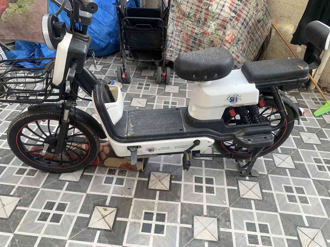 السلام عليكم دراجه شحن للبيع 5 بطاريات دراجه جانت مابيها شي تمشي على غفله وكفت واحد يكول ملف واحد يكول عقل وماريد اصلحها لان الصراحه وكت ماعندي ابيع هل موجود سعرها 250 الف مكاني بغداد لكريعات ***********
