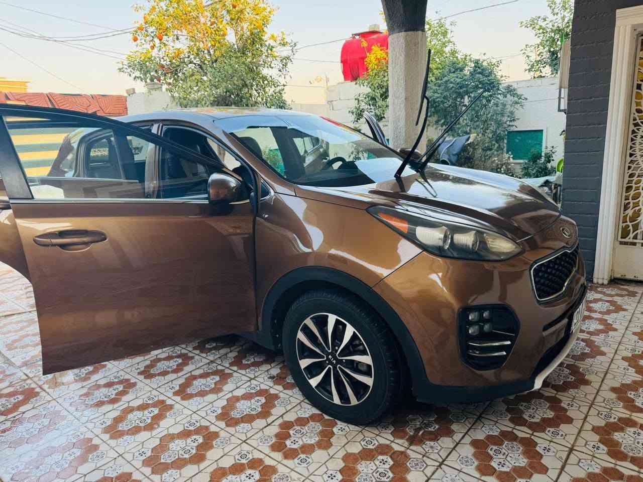 سبورتج ٢٠١٧ امريكي
محرك ٢٤٠٠ جي دي اي 
مكينة وكير خير من الله 
كشر نظيف مابيهه ايرباك ولا لغود ولاشواصي حادث موضح بالصورة
السياره فول ما عده الفتحه 
***********
