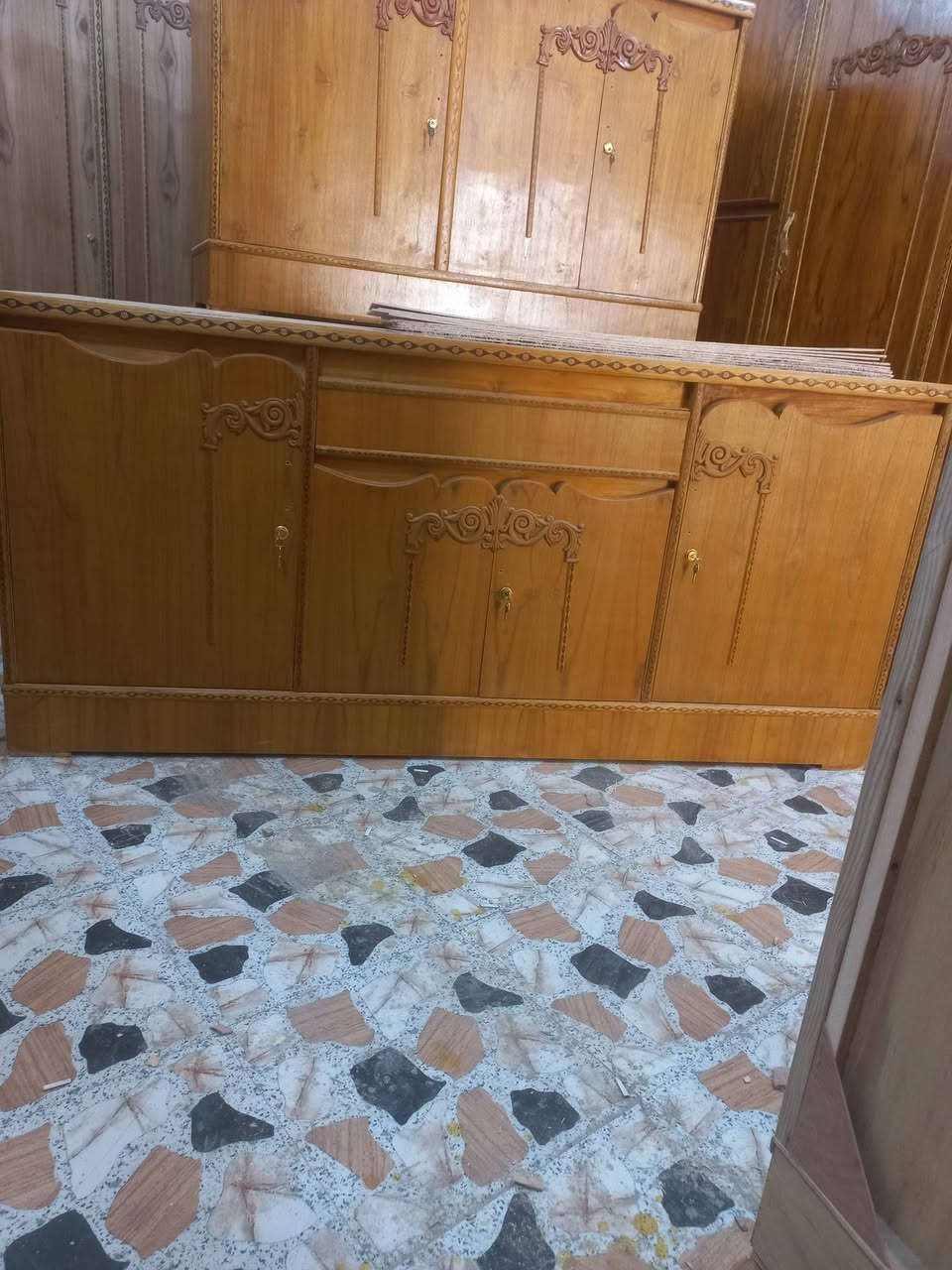 يتوفر كناتير وبوفيات باحجام وموديلات مختلفه وباسعار مناسبه العنوان كوت حي الجهاد قرب مركز الشباب للإستفسار مراسله الصفحه او الاتصال متوفر واتساب ***********
