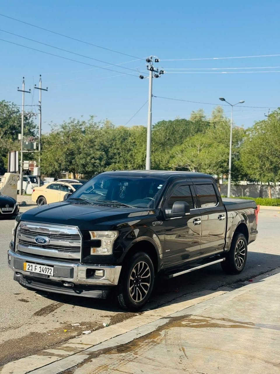 🏁 Ford F-150 Model 2018 (EcoBoost)
تایبەتمەندییە تەکنیکییەکان:
• مەکینە: 3.5 لیتری Twin Turbo (توین توربۆ) - زۆر بەهێز و بێ کێش.
• گێڕ: 10 گێڕی کارەبایی (گێڕ لە ئەرز) - گۆڕینی خێرا و نەرم.
• سیستەمی پاڵنەر: دەبڵ ئەکسل (4x4) - ئامادە بۆ هەموو جۆرە ڕێگەیەک.
• ڕەنگ: ڕەشی بریقەدار (Black Edition).
تایبەتمەندییەکانی ناوەوە و ئارامی:
• شاشە: شاشە گەورەی ئەسڵی (تەچ) لەگەڵ سیستەمی زیرەک.
• شەغال: کارپێکردن لە دوورەوە (Remote Start).
• کوشنەکان: کارەبایی + سیستەمی هیتەر (گەرماوگەر).
• ئاوێنەکان: دژە فوول (Auto-Dimming) بۆ پاراستنی چاو لە ڕووناکی بەهێز.
دۆخی جەستە (Body Condition):
• بۆیاخ: تەنها دوو پارچە (بۆنیت و جەمەلەخ) بۆیاخە. بێناو گرتن سەیارەکە بەکلین داخڵ بووە
ژمارەی ساحبی ***********
*********** السليمانية, العراق
