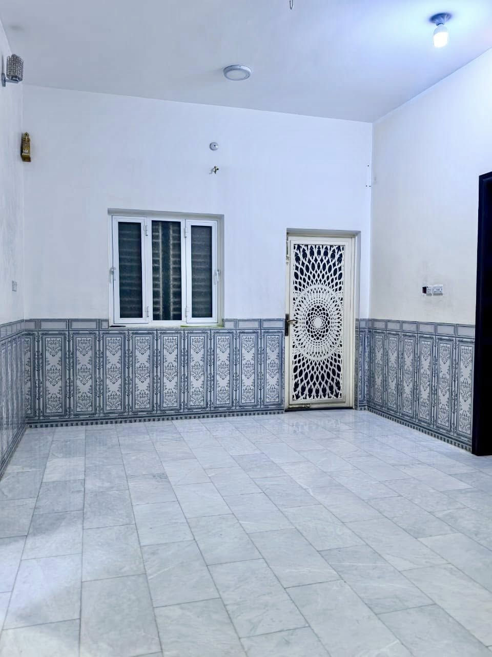 #إعلان رقم (198)
               
//دار للبيع المكان حي المعلمين الثاني خلف ماركة الروشة //

  #التفاصيل
                       
                         الدار طابقين
الدور الارضي يحتوي على _ غرفتين + صالة + استقبال + مطبخ + صحيات  داخلية وخارجية    

الدور الاول يحتوي على _ غرفتين نوم + صالة + مجمع صحي 
           

                     الدار مقابل حديقه النور
                     المساحة_ 200 _ م              
                     سنة البناء _ 2018     

                                                                       
#الاستفسار اكثر مراجعة مكتبنا او مراسلة الصفحة او الاتصال على الرقم ادناه 

#العراق _ السماوة _حي العسكري _ قرب جامع الامام علي (ع)

#رقم المكتب_ ***********_سيد ولاء
                         _ *********** _ابو حسين                                                  
 
              #الخارطة للاستثمار العقاري #
                         _خدمات عقارية_
