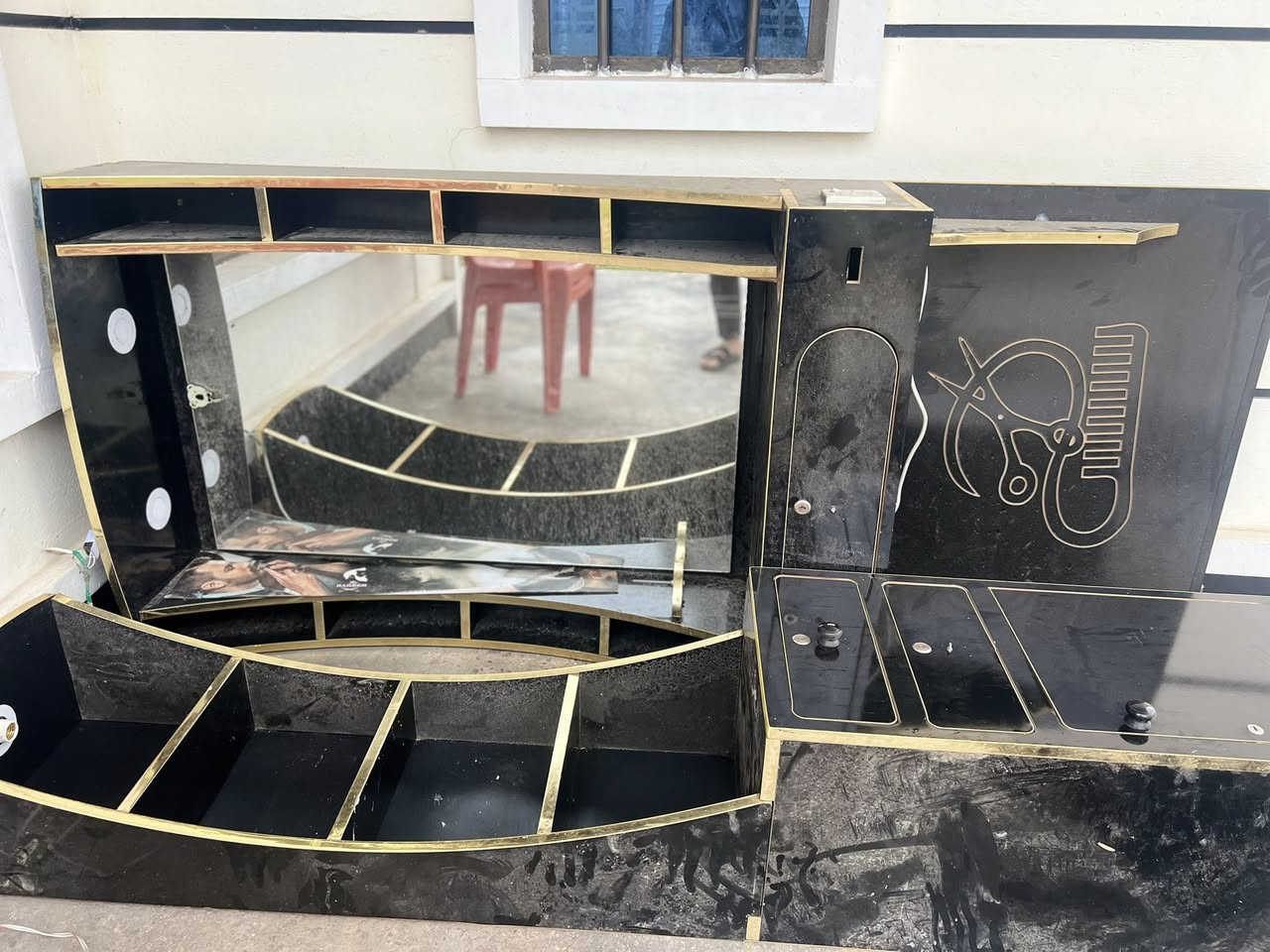 ميز مرايه ورف نضيف بدون ضرر سعرها 125
يحتاجله تنضيف بس 
مكاني بغداد ابو غريب 
هـ***********
