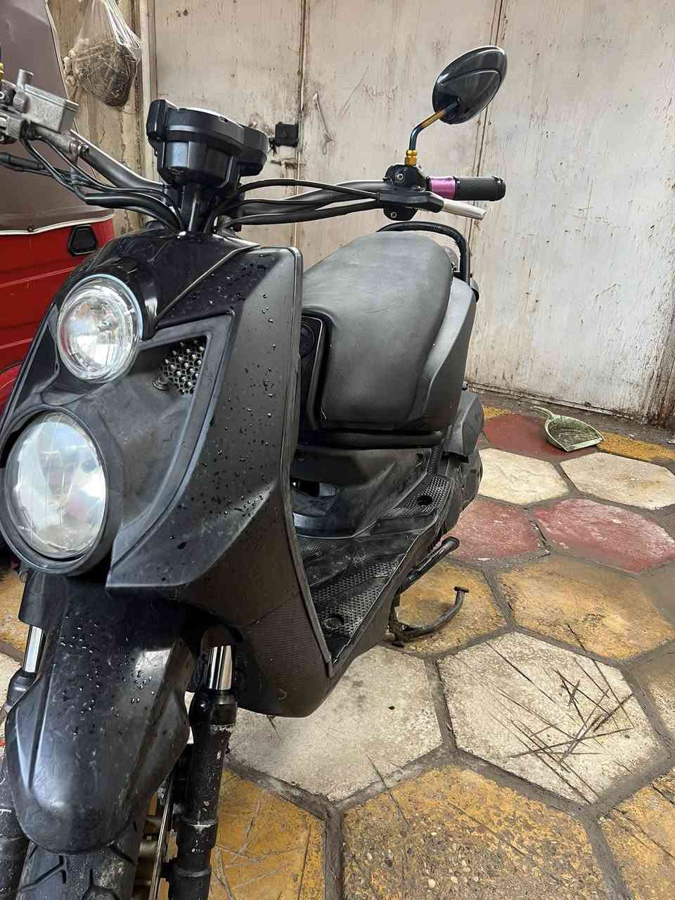 السلام عليكم دراجه سكنس جبلي دراجه رمبه لونها البلادي وردي بس انا مخلف الكفرات اسود طافي دراجه كلها بلاد صارلها 10 تيام من طالعه من الرمبه وصلها مال الشراء موجود مكانب بصره جمهوريه *********** 
ورايدها ب مليون و٣٥٠
