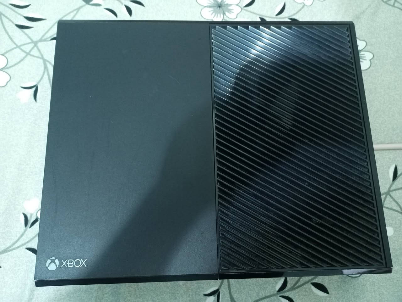 السلام عليكم
اكس بوكس وان فات للبيع 
الجهاز لوك ما مفتوح و لا مصلح
الذاكره 500GB
مع ملحقاته كامله 
يده اصليه 
و كيبلات كهرباء اصليه 
السعر 120 و بي مجال 
التواصل واتساب ***********
