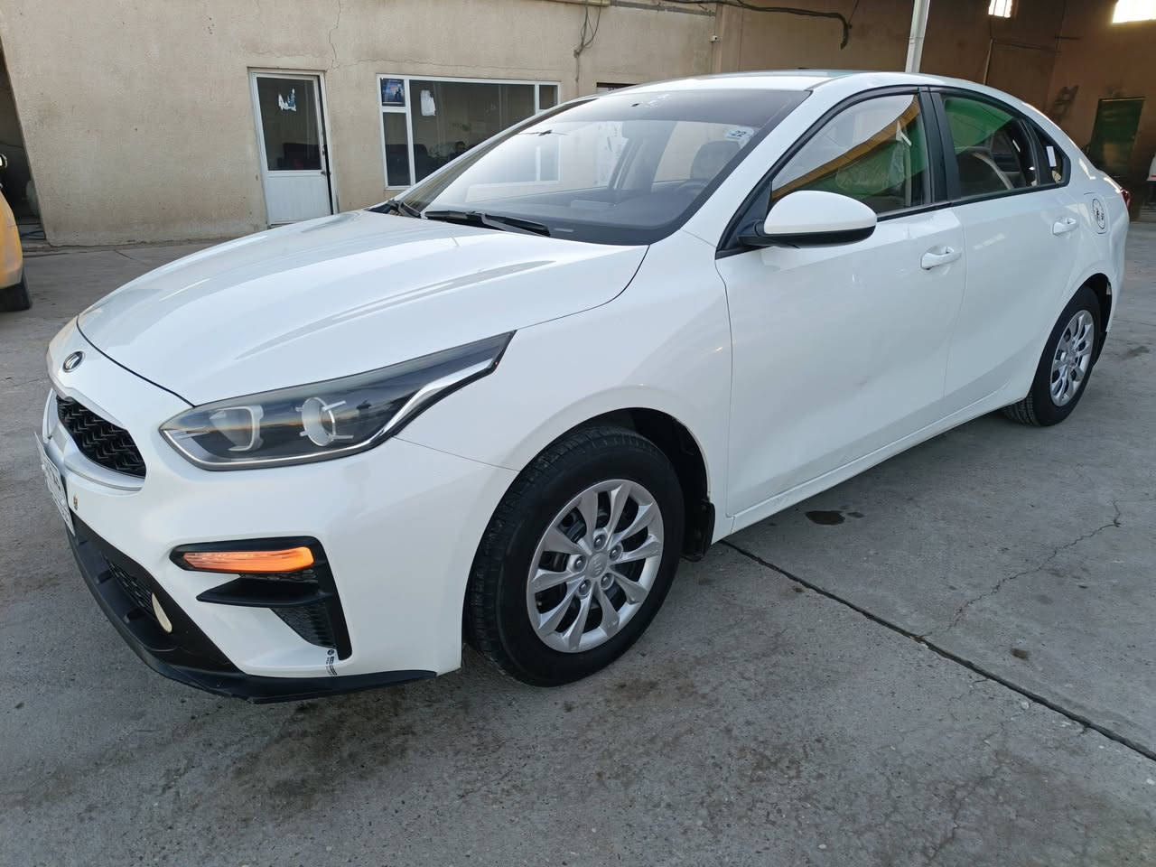 السلام عليكم كيه سيراتو موديل 2021 خليجي رقم ذي قار سنويه لغايه 2027  استخدام شخصي كفاله عامه ضربه وصبغ وتبديل وفتح فقط بارد بصيط كتاب الفحص مرفق بالمنشور استقطاع مباشر من الشركه وكاله مضمونه مكينه 1600 دوش شرط مامفتوحه ماشيه 77 حقيقي سياره جديده مكينه كير حداديه تبريد تدفئه تخم تاير جديد سياره من الداخل ومن الخارج  عل وضع الشركه مكان السياره ناصريه السعر 148 التصال ***********
واتساب ***********
