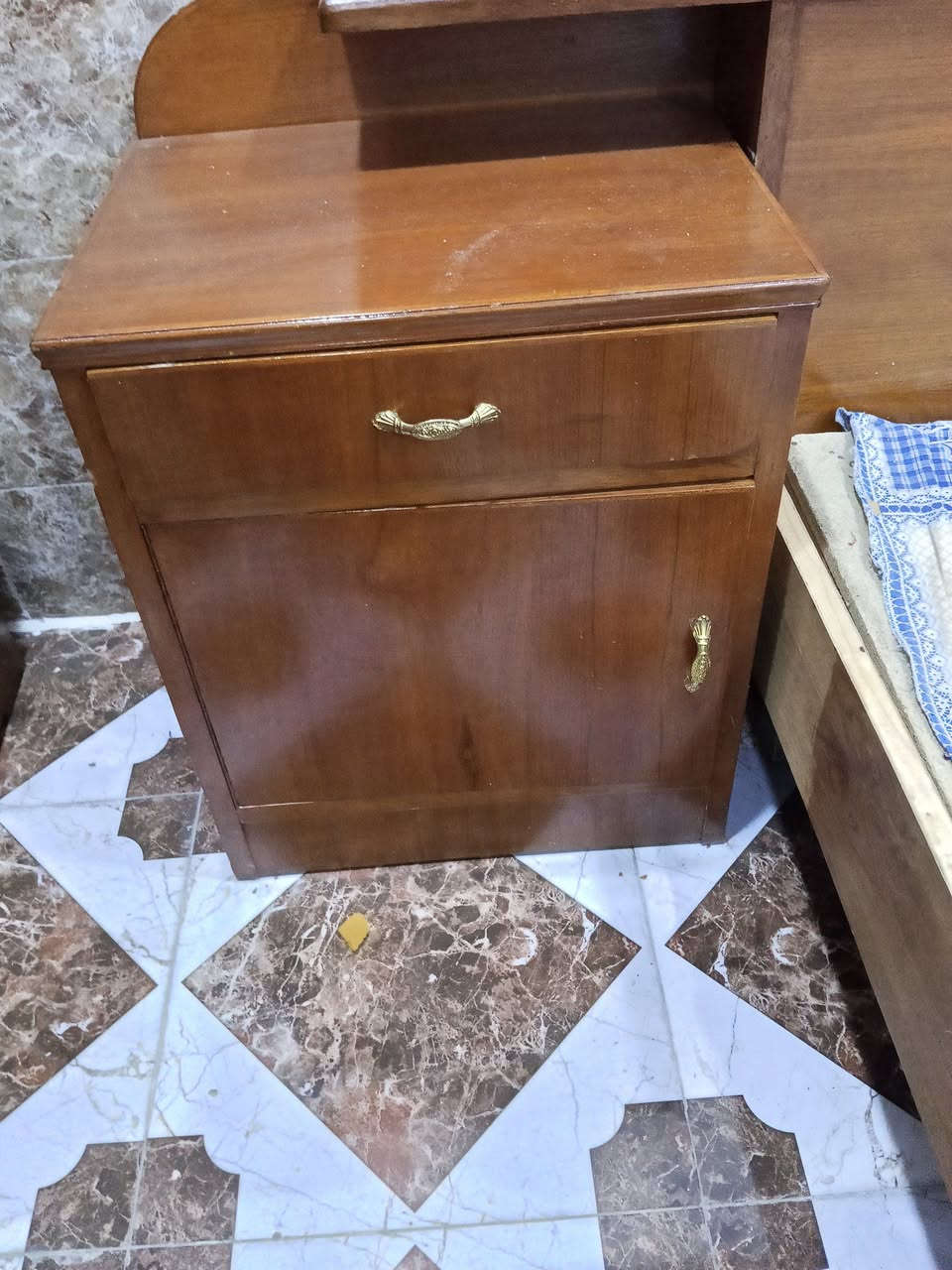 السلام عليكم 
بيع مستعجل 
غرفة نوم عراقي ب 600بيها مجال


**إذا كنت صاحب هذا الإعلان وتريد حذفه لأي سبب، رجاءا أرسل رسالة إلى الدعم الفني**
