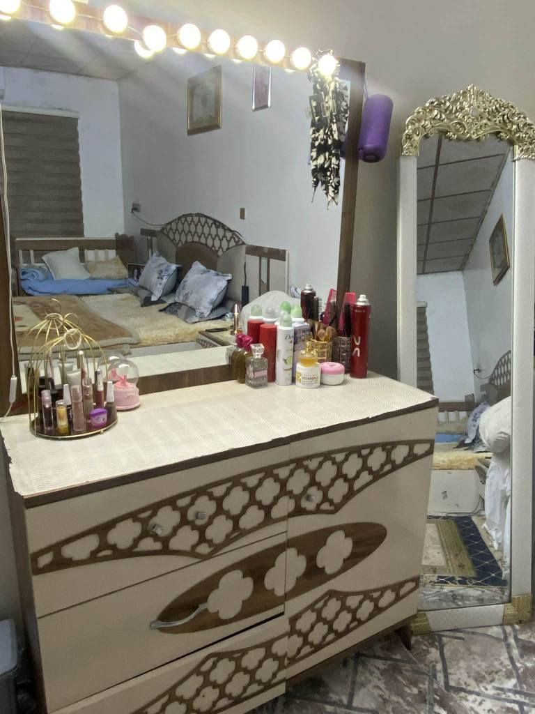 اسعد الله أوقاتكم بكل خير وسعادة
تخم غرفة النوم للبيع مستعمل بحاله جيده👍 
6 قطع.  ✌️ 
الكنتور فقط الجام مكسور كما موضح في الصورة
السعر 300. الف دينار وبي مجال انشالله
كركوك حي العسكري 🌹 👉
موبايل *********** 🌹 🌹 🌹 كركوك, العراق
