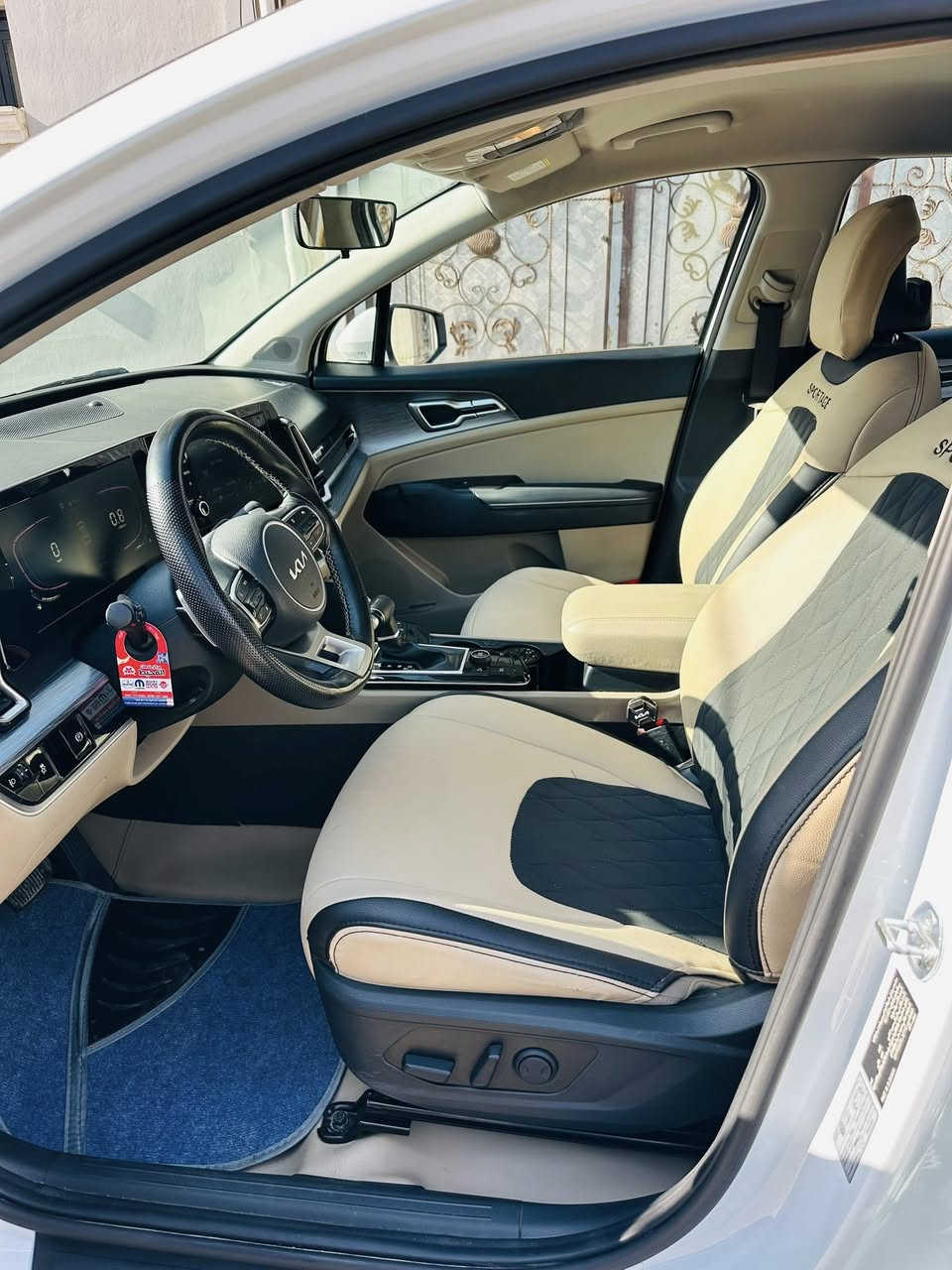 السلام عليكم 🤍
كيا سبورتج 2024 خليجي 
مكفول السيارة كفالة عامة 
مواصفات
بصمة 
كراسي كهرباء 
شاشة كبيرة 
كامرة + حساس 
وباقي المواصفات معروفة

السعر 230 وبيها مجال جداً بسيط 
***********
