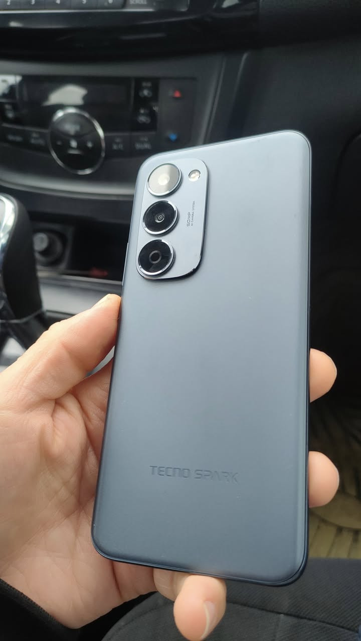 تكنو سبارك 40 برو بلس 
شاشة مقوسة 
شحن لاسلكي 30 واط بالعلبة 
شحن سلكي 45 واط بالعلبة 
غراض كامل 
كامرة 50 ميكابكسل 
بطارية 5200
شاشة سوبر اموليد
معالج هيلو g200 ستة نانو متر
ذاكرة 256
رام 8
