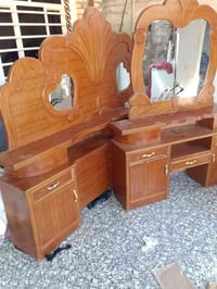 تاج • ميز تواليت • مستعجل