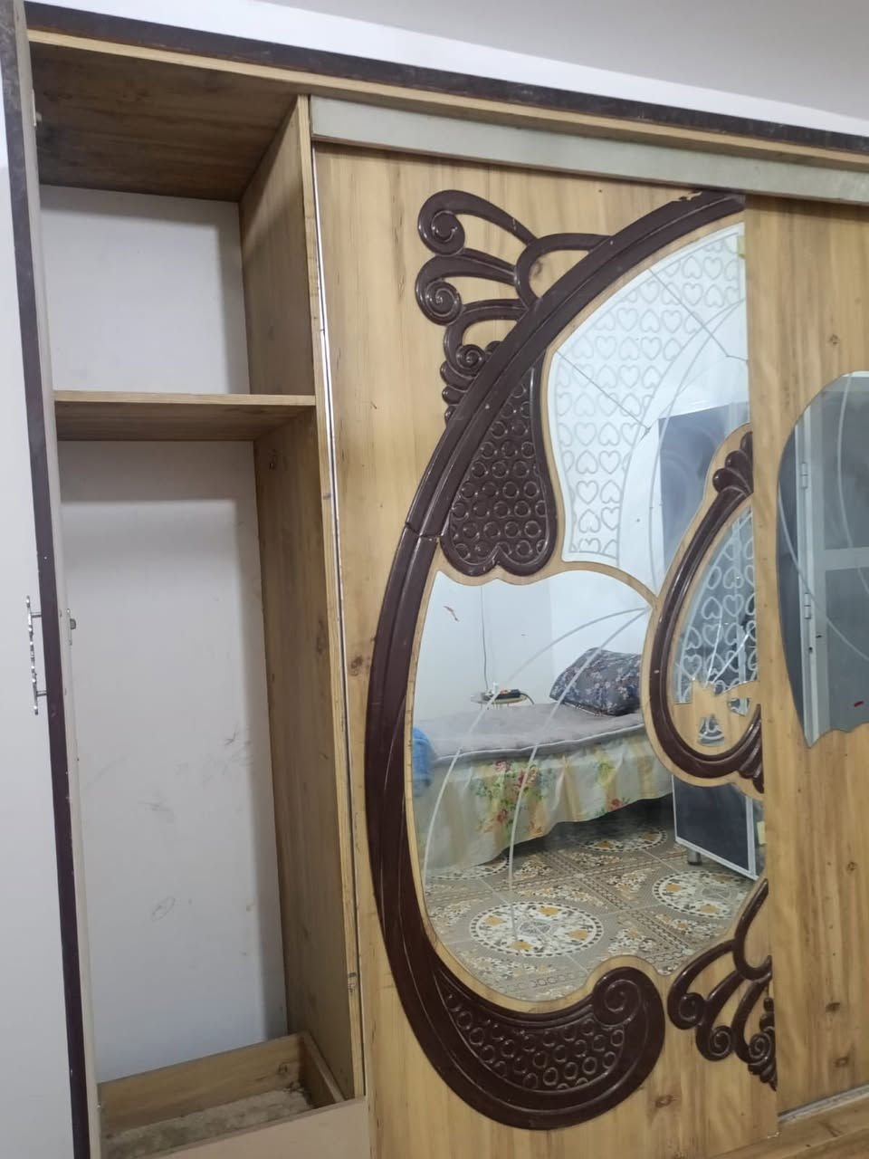 سلام عليكم كنتور خشب ابو ال 6 نضيف كلش لخشب مالته لبلوك لتركي الزان لخشبه لقويه. نضيف عوزه ترتيبات بسيطه سعره  خاص او تصال او واتساب ***********. مكانه ناصريه مركز مدينه
