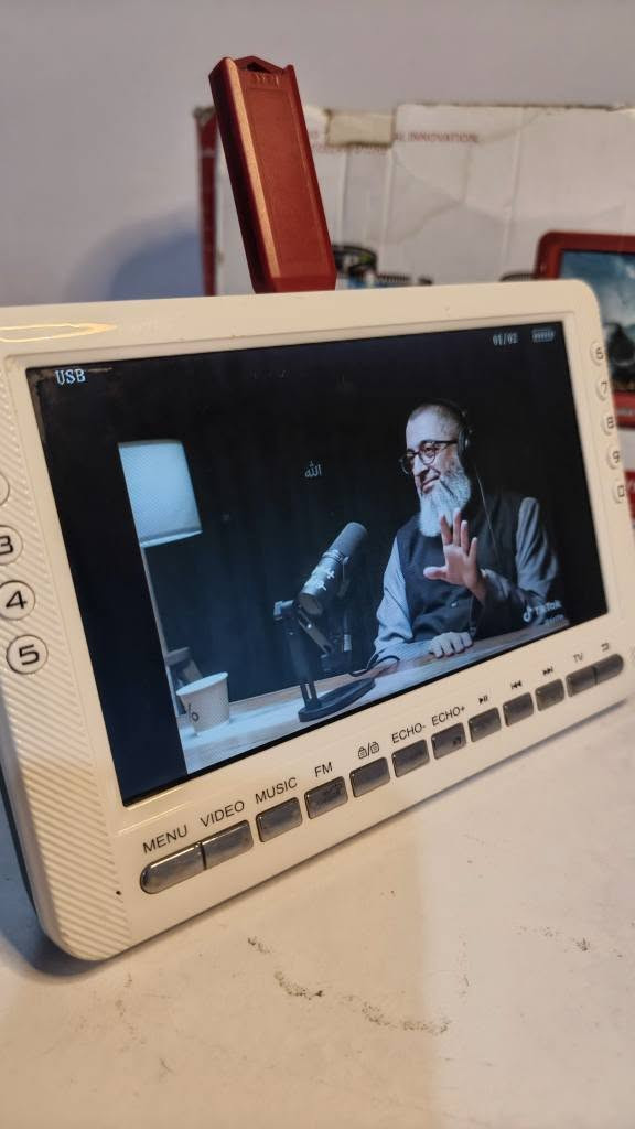 MOBILE TV 🎞
شاشة LCD 
جودتها HD 
تحتوي على راديو 
و TV ومشغل فيديو وموسيقى وعارض صور وقارئ كتب صوتية وتسجيل صوت 
تدعم ال pal و NTSC  
بيها منافذ av in و av out  و منفذ mic ومنفذ USB و TF CARD 
بيها سماعة وتشتغل عالشحن بطارية داخلية 
يجي معاها الكارتون مالها بس تعبان وكيبل شحن وفيش ثلاثية لل AV 
السعر 45 ألف ✨
متوفر توصيل كافة المحافظات


**إذا كنت صاحب هذا الإعلان وتريد حذفه لأي سبب، رجاءا أرسل رسالة إلى الدعم الفني**