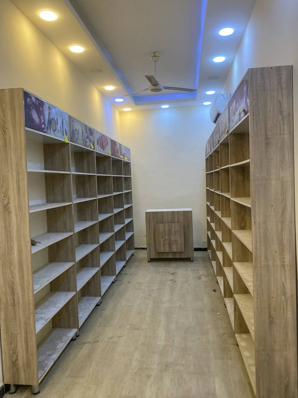 للبيع
رفوف كوزمتك بيه اناره فوك تفصال درجه اولى تركي (وميز كاشير) عرض متر ورتفاع مترين ونص عدد 8 رفوف استخدام شهر بعدهن جدد مكاني حي اور شارع المخازن 
للاستفسار  ***********
