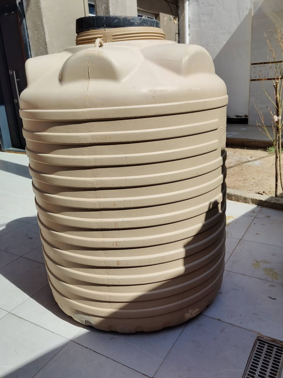 سلام عليكم اخوان تانكي 1000 لتر نضيف للبيع السعر 130 وبي مجال للشراي الاستفسار الإتصال على الرقم: ***********

