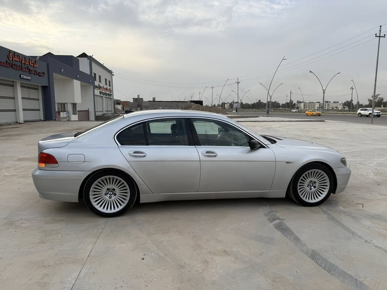 السلام عليكم
باخره 2001 745i  V8 
صبغ عام بدون ضربه
كير مكينه بالشرط 
فول مواصفات 
بوب شفط 
فتحه بالسقف 
كشنات هيتر 
ستيرن كهرباء 
دمام جوه الكشن 
سيدير جنجر 
بردات 
لايت زينون 
جنطه شفط 
&السيارة بيهه ABS حساس واكف 
داخلهه يحتاج ترتيب 
السايد بريك عاطل 
السيارة بأسمي شرط التحويل السنويه 2031 جديده هزه جديده 
السعر 98 بيهه مجال كلش قليل حك جيتك 
المكان كركوك ***********
