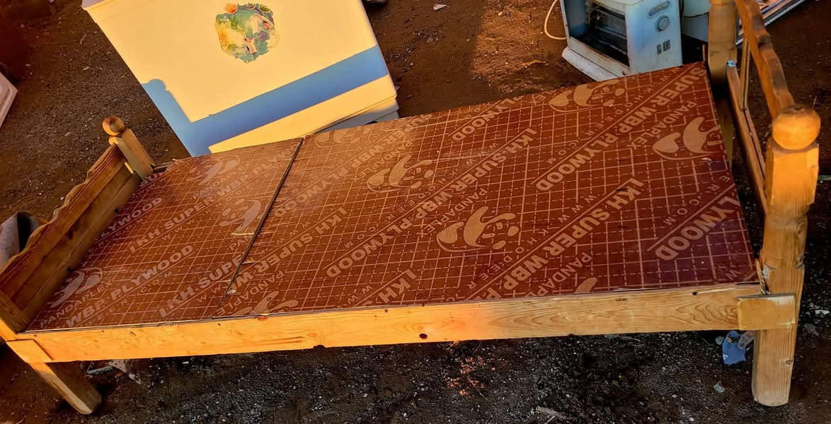 للبيع تخت نفر واحد تخت نظيف بدون عيب السعر 35وبيه مجال توصل عل رقم موبيل ***********
