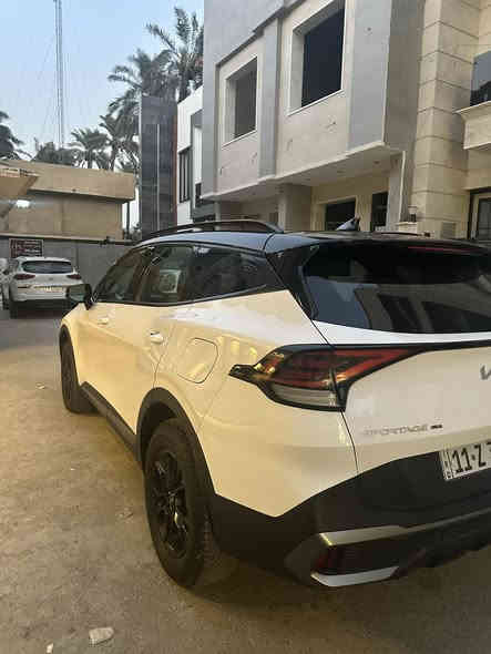 السلام عليكم 
كيا سبورتج 2024 x pro 

اعلى فئة بالسبورتج تجي ارتفاع اعلى من العادي  وحجم اكبر 

Two color لونين 

عليها تايرات Bf goodrich اصلي من الشركة

فول مواصفات 1/1

سقف بانوراما + فتحة 

محرك 2500 

كير 8 نمر 

رادارت امامي خلفي جانبي 

كامرات 4

سستم سماعات harman kardon

شاشه متصله 

كشنات تدفئة + تبريد 

خزن ميموري  + جلد 

وبعد هواي مواصفات بيهة 

اللون ابيض + اسود 

صندوك كهرباء 

وارد امريكي حادث امامي سطحي 

مبدل بنيد اصلي اصلي فقط والجاملغات بيهن بارد  مثل ماموضح بالتقرير مكفولة من اللغود والشواصي  

رقم بغداد تحويل مباشر 

ماشية 50,000 km  يعني بالميل 31,000 miles 

السعر : 23,000$ 

العنوان:  بغداد الاعظمية

***********
