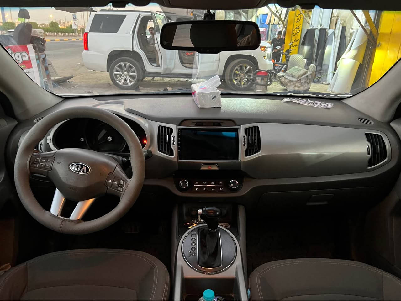 كيا سبورتج خليجي 2013 للبيع فقط مكفولة من الصبغ والتبديل
بيها فقط طخة بسيطة ربع باب خلفي خلف السائق
وبارد قليل بالباب الخلفي فقط
طخم تاير جديد
حدادة ٩٠ ٪؜
مواصفاتها : مرايا شفط ولد وكرسي السائق كهربائي 
شاشة وكامرة دوارة
لد امامي
بيها بعض الخدوش بدون اي تكحيل
السيارة ع الشركة ما مفتوح بيها برغي
سنوية لل٢٠٢٨ 
راعيها يريد تحويل 
مكان السيارة بصرة الجمهورية
دواخل جديدة 
السعر ١٣٥ وبيها مجال قليل 
العداد ٢٢٢ الف كيلو
للاستفسار الاتصال على الرقم ***********
سعة المحرك 2000 البصرة, العراق

