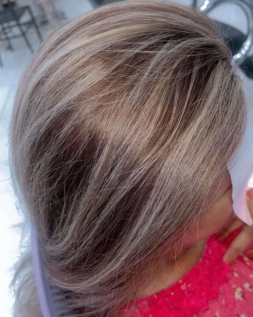 عروض رأس السنة🥳 قوه عروض بسنتر ليزان 🥳🥳بدت من اليوم 
تعالي دلّلي نفسج بجلسة جمال متكاملة من الرأس إلى القدم 🌸💆‍♀️ قسم البشرة:
✨ حف الحاجب – 5,000 د.ع
✨ تنظيف بشرة – 5,000 د.ع
✨ شمع – 5,000 د.ع
✨ هايدرو – 5,000 د.ع
✨ بدي كير ومنكير – 10,000 د.ع
✨ شيرة فول بدي – 30,000 د.ع

---

💇‍♀️ قسم الشعر:
💫 قص شعر – 5,000 د.ع
💫 صبغ جذر – 5,000 د.ع
💫 شسوار – 5,000 د.ع
💫 صبغ شعر وسط – 20,000 د.ع (الشعر الطويل غير مشمول)
💫 ميش شعر كامل – 25,000 د.ع
💫 خصل سليفون – الخصلة بـ 3,000 د.ع
💫 بروتين شعر – 25,000 د.ع
💫 معالج – 25,000 د.ع
💫 مسرح شعر حد الكتف – 60,000 د.ع
💫 حمورات – 25,000 د.ع

---

💅 قسم الأظافر والمكياج:
💖 أكرلك مع دزاين – 25,000 د.ع
💖 جلش إيد – 10,000 د.ع
💖 جلش قدم – 10,000 د.ع
💄 مكياج مرافقة – 40,000 د.ع
💄 مكياج خطوبة + بدلة – 75,000 د.ع
💄 مكياج حنة + بدلة – 100,000 د.ع
💄 مكياج عرس + بدلة – 150,000 د.ع

---

🎨 قسم التاتو والرموش:
🖋️ تاتو بلوك – 15,000 د.ع
🖋️ تاتو فايبروز – 15,000 د.ع
🖋️ تاتو سكس دي – 15,000 د.ع
🧴 إزالة تاتو – 25,000 د.ع
👁️ رموش طبيعية – 20,000 د.ع
👁️ رموش طرفية – 10,000 د.ع

---

📍 بغداد – الجديدة
شارع المسبح، مقابل جامع نطاقين
فوق صيدلية أيمن إياد وكوزمتك حسن

📞 للحجز والاستفسار:
*********** – ***********
