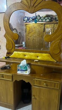 غرفه البيع سعرها 650 وبيها  07802695816