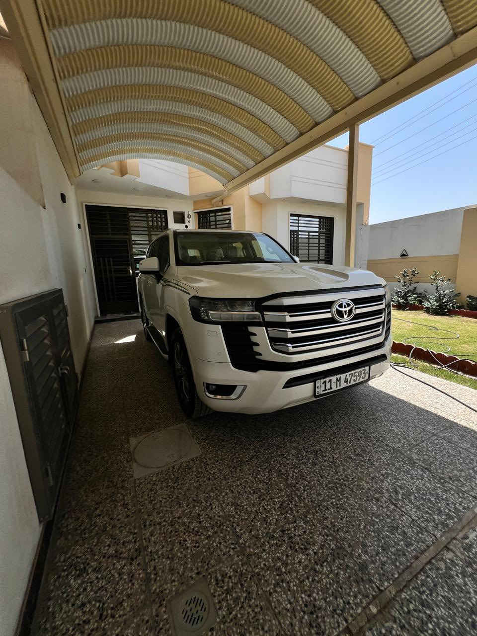 السلام عليكم للبيع لاندكروزر موديل 2022 ساز اصلي رقم بغداد ب اسمي شخصيا ماشي 48 الف حقيقي 

سيارة بيها بارد باب الصدر و مفتوح و بارد ب جاملغ خلفي فقط و سونار مرفق مع الصور باقي سيارة مكفولة من الفتح و الصبغ و التبديل و حتة الدعاميات مكفولة 

بصمة فتحة و كشنات جلد و كهرباء و تبريد  و مري قلاب و مري شفط و كامرة خلفية و 7 راكب و 3 قطع تبريد تشغيل عن بعد حساسات امامية و خلفية و تحكمات استيرن جهتين وشاحن واير ليس وباقي مواصفات المعروفة 

السيارة عليها تخم تاير دلوب اصلي جديد 

السعر 625 وبيها مجال 

مكان السيارة بغداد 

رقم الهاتف ***********
