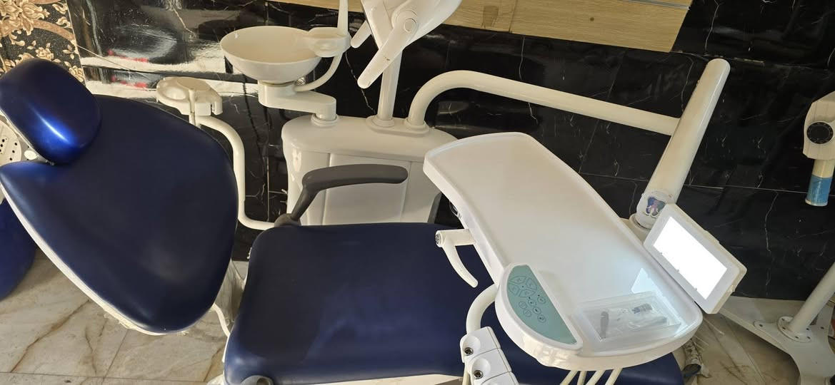 كرسي اسنان مستخدم للبيع
نضافه ٩٠% مثل ما موضح بلصور
شغال بلكامل 
لايت لد ثلجي 
سبتون فخار متحرك
تري واسع 
جلد طبيعي 
مع ستول جديد بلكارتون غير مستعمل 
بسعر مناسب للأستفسار 
***********م مصطفى حسن
