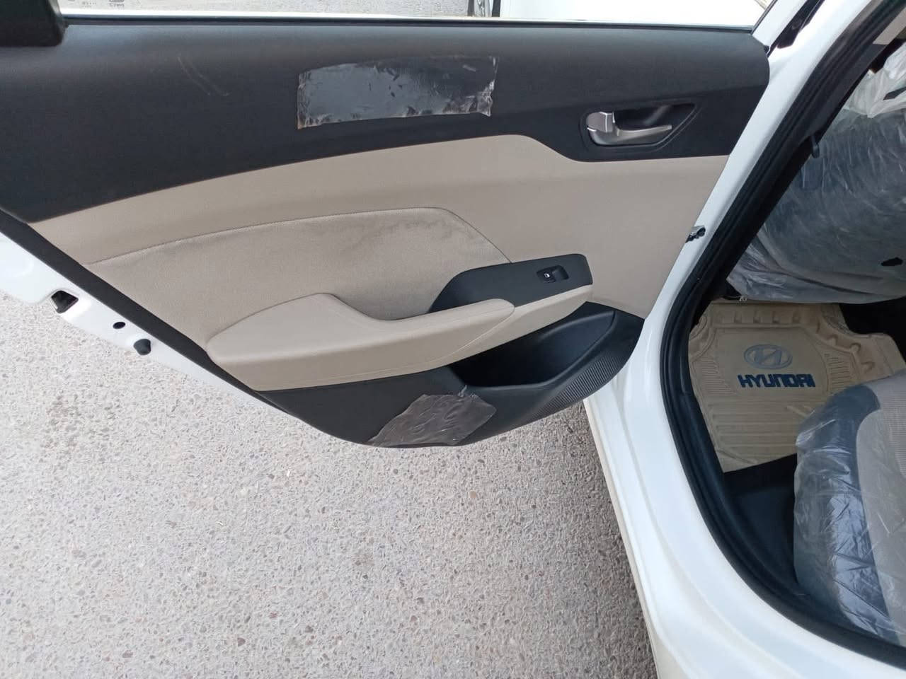 السلام عليكم هونداي اكسنت موديل 2023 مال شركه خليجيه مكينه 1600 كير مرغوب سياره سياره ع ايد وحده سياره جديده مكفوله كفاله عامه من ضربه وصبغ وبارد سياره بعدهه ب نايلونات تايرات شركه بيهه سبير كتلوكات كلهه ع وضعهه رقم بغداد انكليزي باسمي  ومواصفاتها معروفه  السعر 146
 مكان بغداد ماشيه 40 مكينه كير تبريد صدر كله عوضع شركه  ‭0771 438 2940‬
