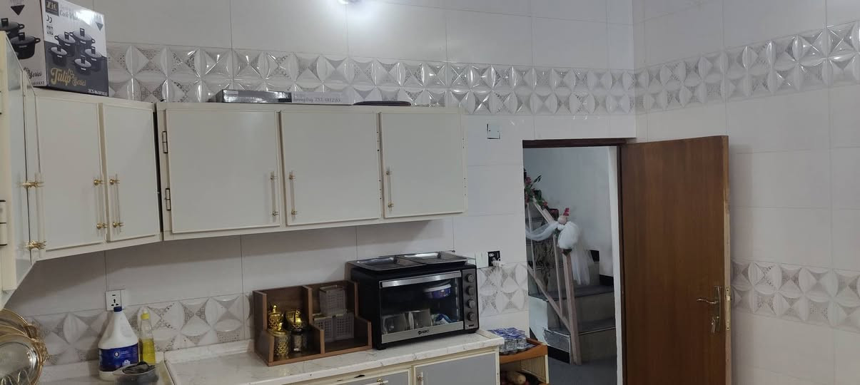 بيت لبيع المساحة 200م الوجهة 10 نزال 20 حي المجتبى شارع الموستوصف يحتوي البيت على استقبال وصالة وغرفتين نوم حمام داخلي وحمام خارجي البيت طابق واحد سنة البناء 2016 طابو صرف السعر 300 مليون وبي مجال ***********
***********
