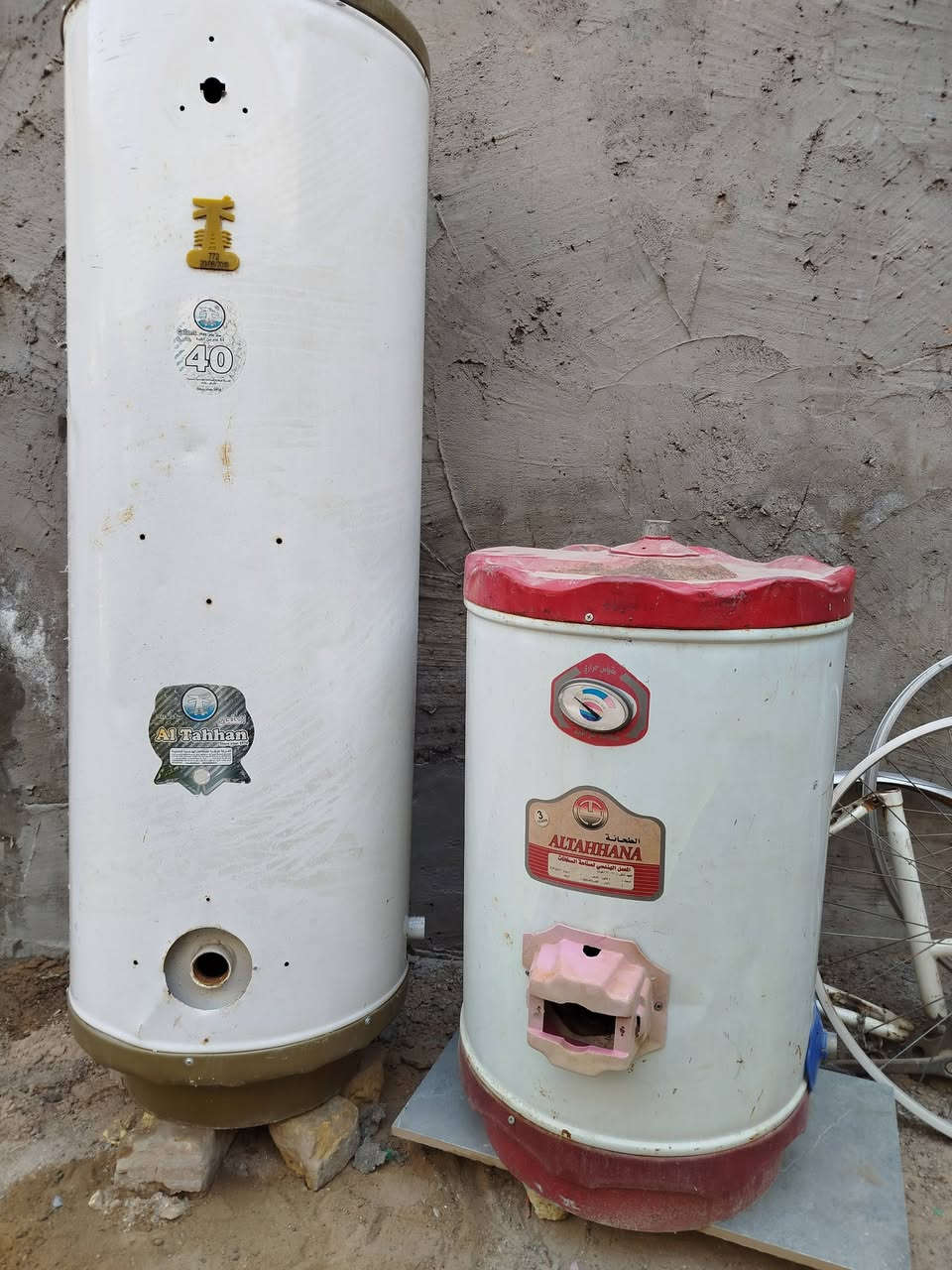 سخانات اثنين واحد 160 لتر والثاني  60 لتر شغالات عالفحص ثنينهن الطحان بليت ثقيل وغسالة اوتوماتيك 15 كيلو جديده عالفحص استعمال قليل ماداخله تصليح المكان براكيه اتصل بهذا الرقم ***********
