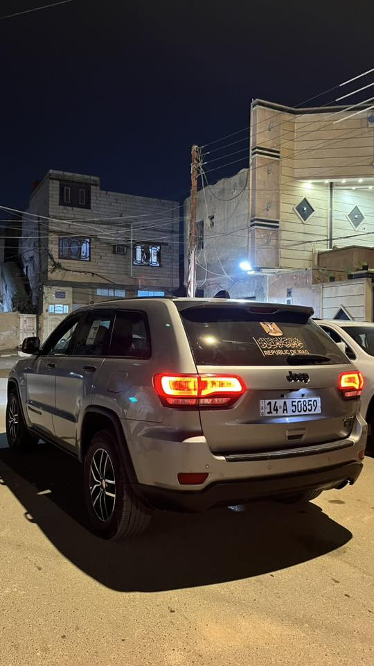 سلام عليكم                                                             جيب شيروكي
2018
رقم بصره دولي 
بسمي تحويل ثاني يوم 
السياره جديده 
فئة لاريدو
شاشه وسط 
مقاعد جلد ابيض
ويل حجم 18
حادثه بنيد وجاملغ تبديل 
وبالعراق صبغ بابين 
سعره 200ورقه (دفترين)
مكان السياره ناصريه مركز 
***********
