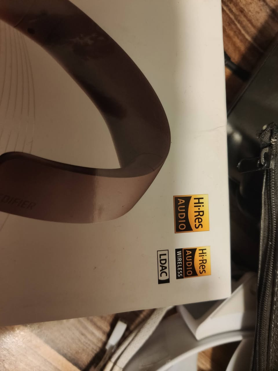 Edifier ES850NB –
 سماعة رأس احترافية مع عزل ضوضاء
🔹 نوع السماعة: Over-Ear (تغطي الأذن بالكامل)
🔹 اتصال: بلوتوث 5.4
🔹 تدعم ترميزات: LDAC / AAC / SBC (صوت عالي الدقة)
🔹 شهادة: Hi-Res Audio + Hi-Res Wireless
🔊 الصوت: ▪️ درايفر 40 ملم بطبقة تيتانيوم
▪️ مدى التردد: 20Hz – 40kHz
▪️ صوت نقي بتفاصيل عالية وباس عميق
🔇 عزل الضوضاء (ANC): ▪️ نظام Hybrid ANC
▪️ تقليل ضوضاء يصل إلى -45dB
▪️ أوضاع عزل متعددة + وضع الصوت المحيط
🔋 البطارية: ▪️ حتى 92 ساعة استخدام (بدون ANC)
▪️ حتى 53 ساعة (مع ANC)
▪️ شحن سريع – 15 دقيقة تعطي ساعات تشغيل إضافية
▪️ منفذ شحن USB-C
📞 المكالمات: ▪️ مايكروفون مدمج مع عزل ضوضاء بالذكاء الاصطناعي
▪️ إمكانية ربط جهازين بنفس الوقت (Multipoint)
🧳 التصميم: ▪️ خفيفة ومريحة للاستخدام الطويل
▪️ وسائد ناعمة
▪️ قابلة للطي
▪️ تأتي مع حافظة سفر أصلية
السعر 75 الف


**إذا كنت صاحب هذا الإعلان وتريد حذفه لأي سبب، رجاءا أرسل رسالة إلى الدعم الفني**