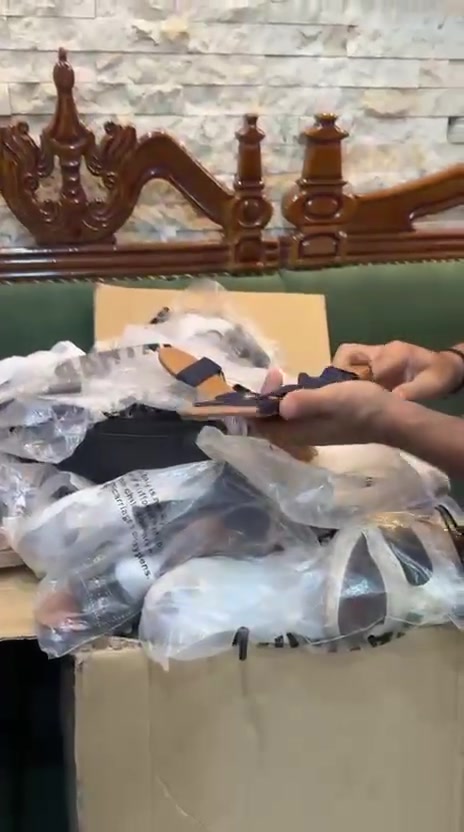 سلام عليكم عيني عدي هاي شلعه كاملة  سليبرات كعب شحطات حافيات كلة نسائي والقياسات من 35لحد 42 وموديلات بالله الكريم تجنن واحلى شي الكعب يعني هاي شي بسيط عرضت منهم وكواليتي جدا راقي وموديلات حلوة العدد 54 ابيع شعلة كاملة  كارتون كامل جديد ما مستخدم شرط الفحص امام المندوب *********** هذا رقمي واتساب واتصال .
