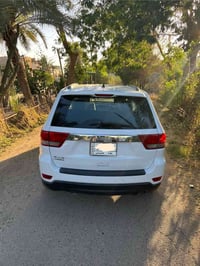 للبيع جيب شيروكي 4x4 (Laredo) 2013 خليجي كلين بدون حادث  محرك 3.6 (6سل...