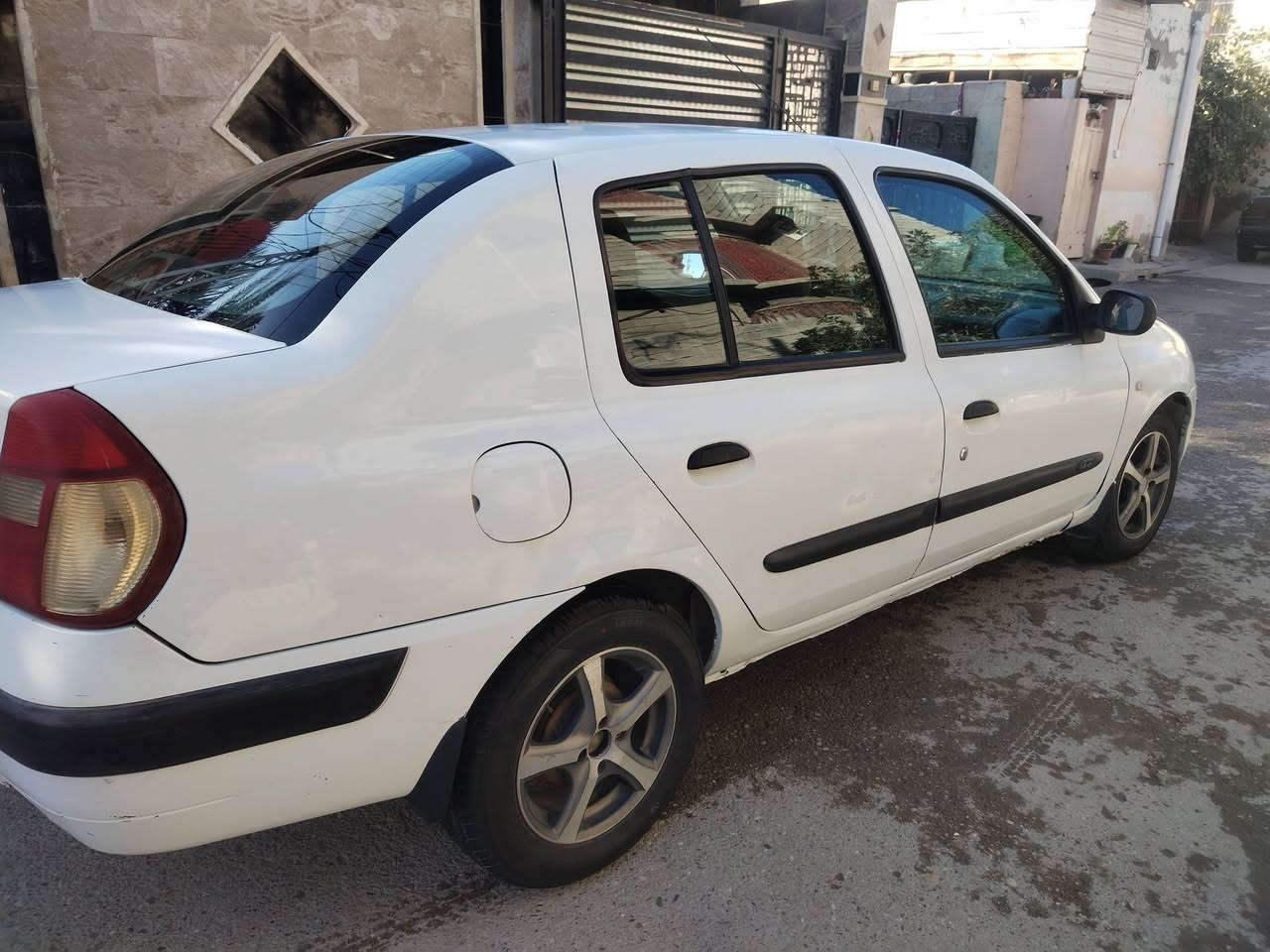 السلام عليكم رينو كليو موديل ٢٠٠٦ رقم بغداد مشروع وطني مكينه وكير خير من الله سياره كير عادي السعر ٢٨ مكان السيارة ديالى بعقوبه التواصل اتصل على الرقم ***********
